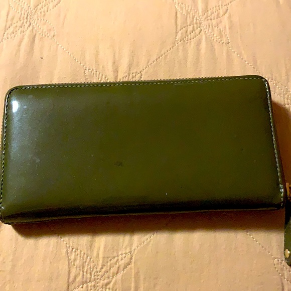 🪴EUC Patent Leather Zip Wallet🪴 - Picture 2 of 5